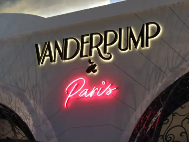 Vanderpump à Paris lounge area